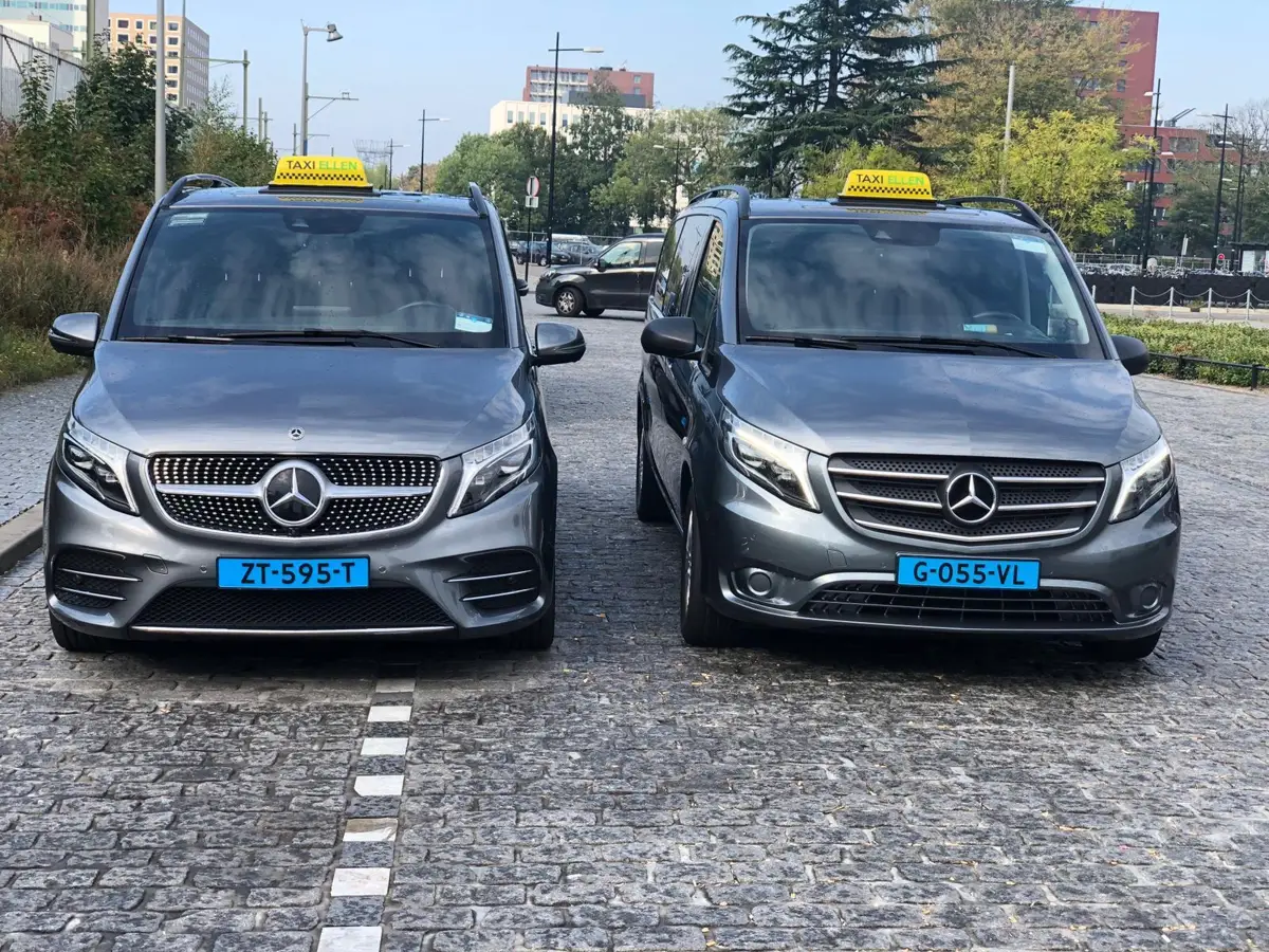 Twee Mercedes taxibussen met taxidaklicht van Taxi Centrale Oisterwijk